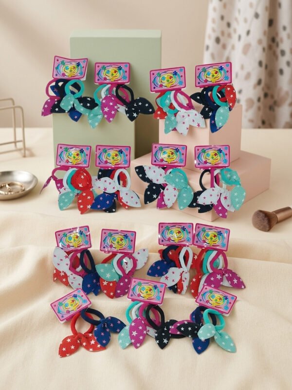 Set de 12 tarjetas con colitas elastizadas para el pelo con orejitas estampadas con estrellas en varios colores.