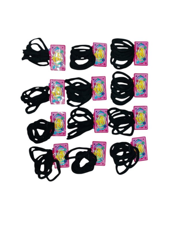 Muestra de 12 tarjetas de cartón con colitas elásticas negras para el cabello distribuidas en filas sobre fondo blanco.