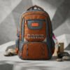 Mochila deportiva combinada en color marrón y gris con varios compartimentos con cierre
