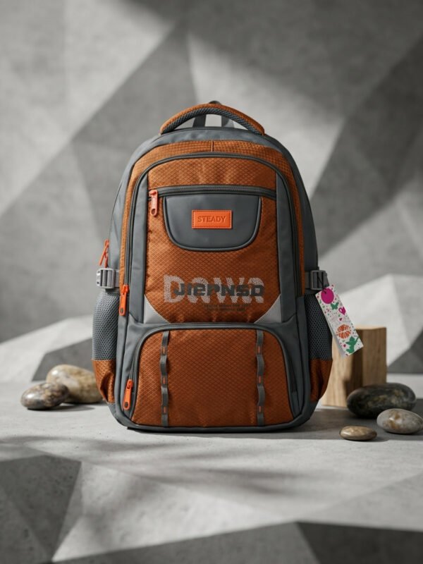 Mochila deportiva combinada en color marrón y gris con varios compartimentos con cierre