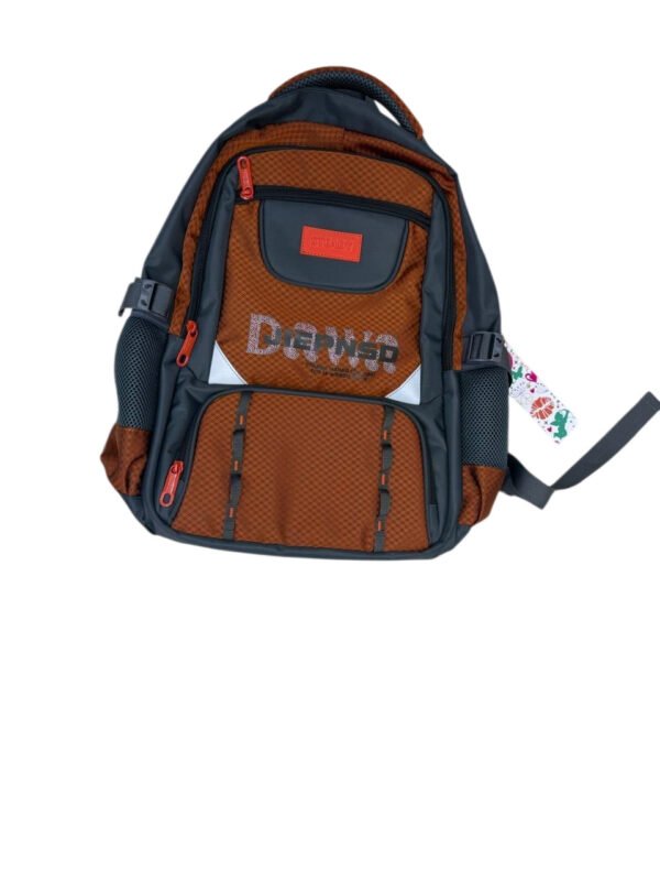 Mochila deportiva combinada en color marrón y gris con varios compartimentos con cierre