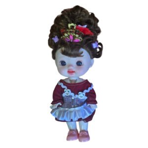 Muñeca de juguete con vestido bordó y accesorios 1 unidad