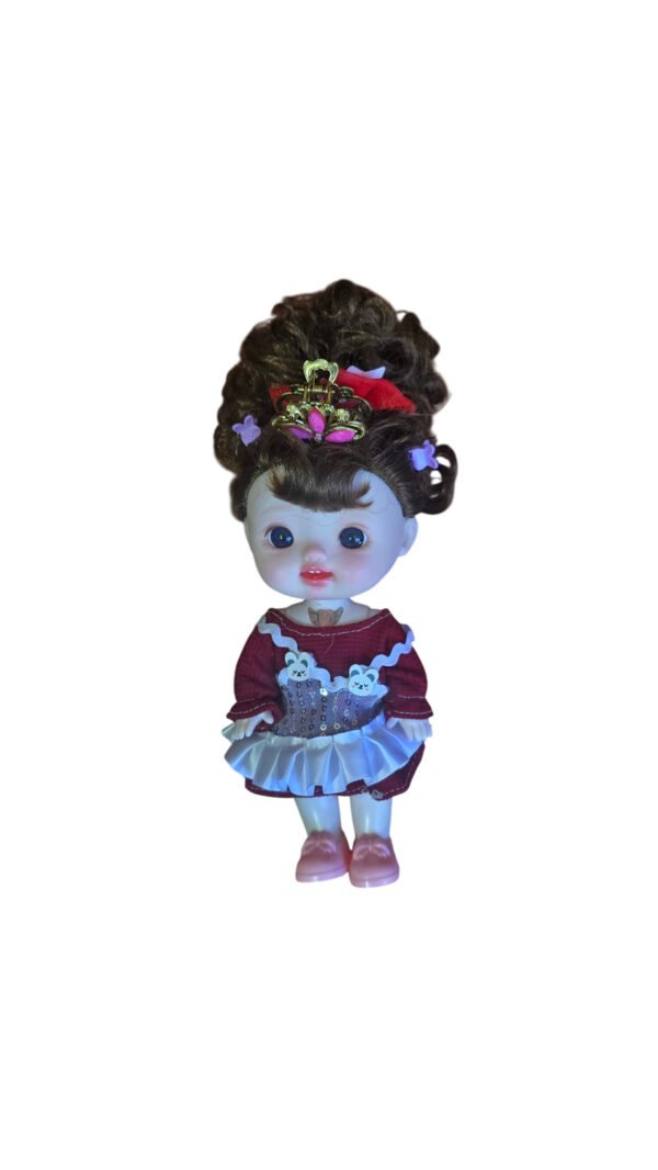 Muñeca de juguete pequeña con vestido bordó y broches en el pelo