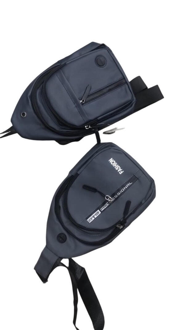 Pecheras cruzadas urbanas de color gris oscuro con cierres y salida para auriculares