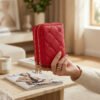 Billetera compacta roja con textura matelassé y doble cierre