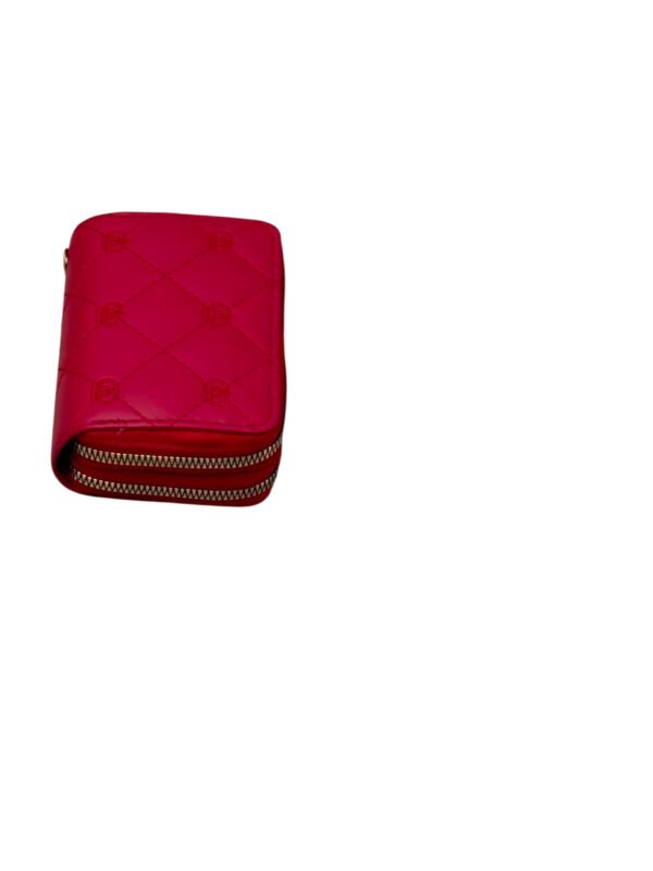 Billetera compacta roja con textura matelassé y doble cierre