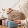 Colección de carteras pequeñas matelassé en diversos colores sobre fondo blanco