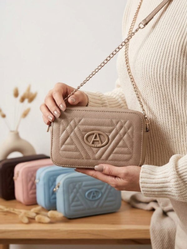 Colección de carteras pequeñas matelassé en diversos colores sobre fondo blanco