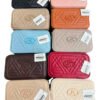 Colección de carteras pequeñas matelassé en diversos colores sobre fondo blanco