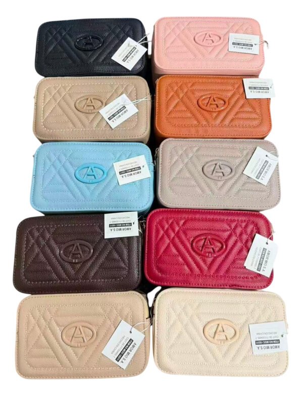 Colección de carteras pequeñas matelassé en diversos colores sobre fondo blanco