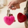 Llaveros de peluche suave en forma de corazón en colores rosa fucsia y rojo con mosquetón metálico
