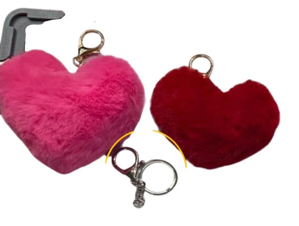 Llaveros de peluche suave en forma de corazón en colores rosa fucsia y rojo con mosquetón metálico
